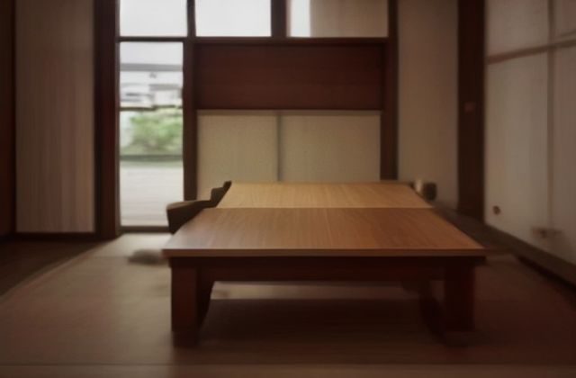 工作室内网络安全研究员正在电脑前分析可疑网页链接，屏幕上显示警示图标，暖色柔光氛围专业而不失亲和